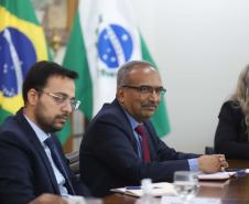 O governador Carlos Massa Ratinho Junior recepcionou nesta segunda-feira (19), no Palácio Iguaçu, uma comitiva do Centro de Desenvolvimento de Computação Avançada (C-DAC), instituição indiana que é referência em pesquisa e desenvolvimento de alta tecnologia.