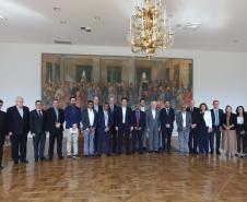 O governador Carlos Massa Ratinho Junior recepcionou nesta segunda-feira (19), no Palácio Iguaçu, uma comitiva do Centro de Desenvolvimento de Computação Avançada (C-DAC), instituição indiana que é referência em pesquisa e desenvolvimento de alta tecnologia.