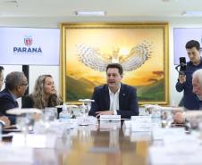 O governador Carlos Massa Ratinho Junior recepcionou nesta segunda-feira (19), no Palácio Iguaçu, uma comitiva do Centro de Desenvolvimento de Computação Avançada (C-DAC), instituição indiana que é referência em pesquisa e desenvolvimento de alta tecnologia.