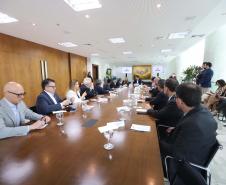 O governador Carlos Massa Ratinho Junior recepcionou nesta segunda-feira (19), no Palácio Iguaçu, uma comitiva do Centro de Desenvolvimento de Computação Avançada (C-DAC), instituição indiana que é referência em pesquisa e desenvolvimento de alta tecnologia.