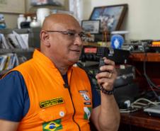 O presidente da Liga de Amadores Brasileiros de Rádio Emissão (LABRE), Renato Figuerôa, éum destes voluntários.