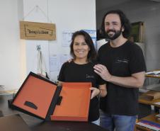 Fomento Paraná libera R$ 30 milhões em créditoem julho, melhor mês na história da empresa - Na foto, Daniel Cortezia e Patrícia Motta, da Box Plus Box, estúdio de cartonagem