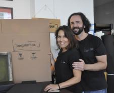Fomento Paraná libera R$ 30 milhões em créditoem julho, melhor mês na história da empresa - Na foto, Daniel Cortezia e Patrícia Motta, da Box Plus Box, estúdio de cartonagem