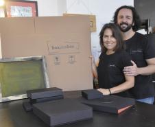 Fomento Paraná libera R$ 30 milhões em créditoem julho, melhor mês na história da empresa - Na foto, Daniel Cortezia e Patrícia Motta, da Box Plus Box, estúdio de cartonagem