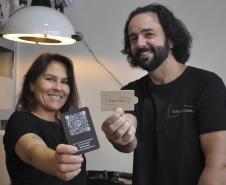 Fomento Paraná libera R$ 30 milhões em créditoem julho, melhor mês na história da empresa - Na foto, Daniel Cortezia e Patrícia Motta, da Box Plus Box, estúdio de cartonagem