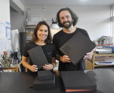 Fomento Paraná libera R$ 30 milhões em créditoem julho, melhor mês na história da empresa - Na foto, Daniel Cortezia e Patrícia Motta, da Box Plus Box, estúdio de cartonagem
