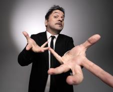 Centro Cultural Teatro Guaíra - Teatro José Maria Santos - Fake-News – A Comédia – É cada vez mais difícil distinguir o que é verdade ou não. A comédia é o décimo solo do ator e comediante Fábio Silvestre. - Foto: Divulgação