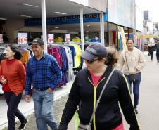 Comércio do Paraná cresce acima da média nacional em junho, com alta de 2%