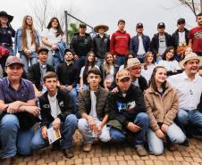  1,2 mil alunos da rede estadual visitam Agroleite, em Castro