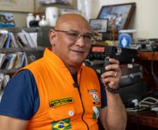 O presidente da Liga de Amadores Brasileiros de Rádio Emissão (LABRE), Renato Figuerôa, éum destes voluntários.