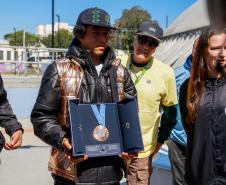 Bronze em Paris, Japinha ganha o carinho dos pequenos skatistas no Ginásio do Tarumã