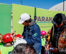 Bronze em Paris, Japinha ganha o carinho dos pequenos skatistas no Ginásio do Tarumã