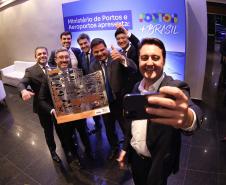 A Portos do Paraná conquistou pela quinta vez consecutiva o prêmio de melhor gestão portuária do País. O título foi recebido durante a 5ª edição Portos + Brasil, realizada nesta quarta-feira (07), em Brasília. A honraria é considerada a mais importante entre os portos públicos e homenageia as empresas com excelentes práticas de gestão portuária