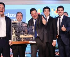 A Portos do Paraná conquistou pela quinta vez consecutiva o prêmio de melhor gestão portuária do País. O título foi recebido durante a 5ª edição Portos + Brasil, realizada nesta quarta-feira (07), em Brasília. A honraria é considerada a mais importante entre os portos públicos e homenageia as empresas com excelentes práticas de gestão portuária