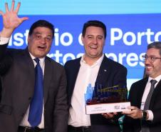 A Portos do Paraná conquistou pela quinta vez consecutiva o prêmio de melhor gestão portuária do País. O título foi recebido durante a 5ª edição Portos + Brasil, realizada nesta quarta-feira (07), em Brasília. A honraria é considerada a mais importante entre os portos públicos e homenageia as empresas com excelentes práticas de gestão portuária
