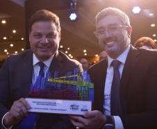 A Portos do Paraná conquistou pela quinta vez consecutiva o prêmio de melhor gestão portuária do País. O título foi recebido durante a 5ª edição Portos + Brasil, realizada nesta quarta-feira (07), em Brasília. A honraria é considerada a mais importante entre os portos públicos e homenageia as empresas com excelentes práticas de gestão portuária