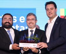 A Portos do Paraná conquistou pela quinta vez consecutiva o prêmio de melhor gestão portuária do País. O título foi recebido durante a 5ª edição Portos + Brasil, realizada nesta quarta-feira (07), em Brasília. A honraria é considerada a mais importante entre os portos públicos e homenageia as empresas com excelentes práticas de gestão portuária