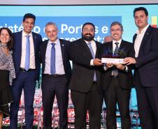 A Portos do Paraná conquistou pela quinta vez consecutiva o prêmio de melhor gestão portuária do País. O título foi recebido durante a 5ª edição Portos + Brasil, realizada nesta quarta-feira (07), em Brasília. A honraria é considerada a mais importante entre os portos públicos e homenageia as empresas com excelentes práticas de gestão portuária