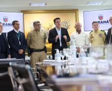O governador Carlos Massa Ratinho Junior mandou nesta segunda-feira (19) para a Assembleia Legislativa do Paraná dois projetos de lei que propõem uma reestruturação completa na carreira de policiais militares e bombeiros militares, com ganhos nos salários.