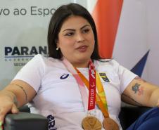 Vitor Tavares, medalha de bronze do parabadminton, Igor Tofalini, medalha de prata na parancanoagem, e Miquéias Rodrigues, bronze em paracanoagem, medalhistas paranaenses na Paralimpíada de Paris em encontro no auditório da Secretaria do Esporte, nesta quinta-feira (12).