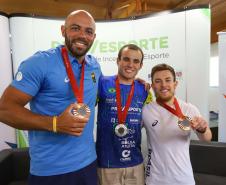 Vitor Tavares, medalha de bronze do parabadminton, Igor Tofalini, medalha de prata na parancanoagem, e Miquéias Rodrigues, bronze em paracanoagem, medalhistas paranaenses na Paralimpíada de Paris em encontro no auditório da Secretaria do Esporte, nesta quinta-feira (12).