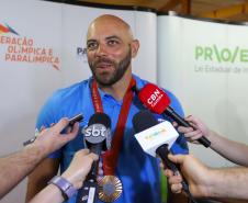 Vitor Tavares, medalha de bronze do parabadminton, Igor Tofalini, medalha de prata na parancanoagem, e Miquéias Rodrigues, bronze em paracanoagem, medalhistas paranaenses na Paralimpíada de Paris em encontro no auditório da Secretaria do Esporte, nesta quinta-feira (12).