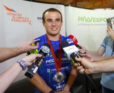 Vitor Tavares, medalha de bronze do parabadminton, Igor Tofalini, medalha de prata na parancanoagem, e Miquéias Rodrigues, bronze em paracanoagem, medalhistas paranaenses na Paralimpíada de Paris em encontro no auditório da Secretaria do Esporte, nesta quinta-feira (12).