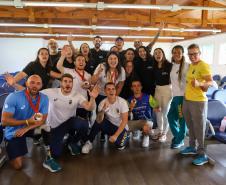 Vitor Tavares, medalha de bronze do parabadminton, Igor Tofalini, medalha de prata na parancanoagem, e Miquéias Rodrigues, bronze em paracanoagem, medalhistas paranaenses na Paralimpíada de Paris em encontro no auditório da Secretaria do Esporte, nesta quinta-feira (12).