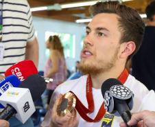 Vitor Tavares, medalha de bronze do parabadminton, Igor Tofalini, medalha de prata na parancanoagem, e Miquéias Rodrigues, bronze em paracanoagem, medalhistas paranaenses na Paralimpíada de Paris em encontro no auditório da Secretaria do Esporte, nesta quinta-feira (12).