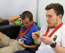 Vitor Tavares, medalha de bronze do parabadminton, Igor Tofalini, medalha de prata na parancanoagem, e Miquéias Rodrigues, bronze em paracanoagem, medalhistas paranaenses na Paralimpíada de Paris em encontro no auditório da Secretaria do Esporte, nesta quinta-feira (12).