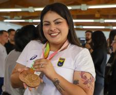 Vitor Tavares, medalha de bronze do parabadminton, Igor Tofalini, medalha de prata na parancanoagem, e Miquéias Rodrigues, bronze em paracanoagem, medalhistas paranaenses na Paralimpíada de Paris em encontro no auditório da Secretaria do Esporte, nesta quinta-feira (12).
