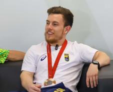 Vitor Tavares, medalha de bronze do parabadminton, Igor Tofalini, medalha de prata na parancanoagem, e Miquéias Rodrigues, bronze em paracanoagem, medalhistas paranaenses na Paralimpíada de Paris em encontro no auditório da Secretaria do Esporte, nesta quinta-feira (12).