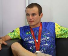 Vitor Tavares, medalha de bronze do parabadminton, Igor Tofalini, medalha de prata na parancanoagem, e Miquéias Rodrigues, bronze em paracanoagem, medalhistas paranaenses na Paralimpíada de Paris em encontro no auditório da Secretaria do Esporte, nesta quinta-feira (12).