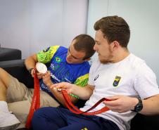 Vitor Tavares, medalha de bronze do parabadminton, Igor Tofalini, medalha de prata na parancanoagem, e Miquéias Rodrigues, bronze em paracanoagem, medalhistas paranaenses na Paralimpíada de Paris em encontro no auditório da Secretaria do Esporte, nesta quinta-feira (12).