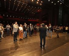 O governador Carlos Massa Ratinho Junior anuncia nesta quinta-feira (12) o repasse R$ 50 milhões para reforma, revitalização, adequação e modernização da estrutura do teatro, além da aquisição de novos equipamentos e instrumentos para Orquestra Sinfônica do Paraná