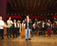 O governador Carlos Massa Ratinho Junior anuncia nesta quinta-feira (12) o repasse R$ 50 milhões para reforma, revitalização, adequação e modernização da estrutura do teatro, além da aquisição de novos equipamentos e instrumentos para Orquestra Sinfônica do Paraná