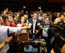 O governador Carlos Massa Ratinho Junior anuncia nesta quinta-feira (12) o repasse R$ 50 milhões para reforma, revitalização, adequação e modernização da estrutura do teatro, além da aquisição de novos equipamentos e instrumentos para Orquestra Sinfônica do Paraná