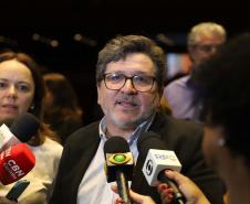 O governador Carlos Massa Ratinho Junior anuncia nesta quinta-feira (12) o repasse R$ 50 milhões para reforma, revitalização, adequação e modernização da estrutura do teatro, além da aquisição de novos equipamentos e instrumentos para Orquestra Sinfônica do Paraná