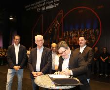 O governador Carlos Massa Ratinho Junior anuncia nesta quinta-feira (12) o repasse R$ 50 milhões para reforma, revitalização, adequação e modernização da estrutura do teatro, além da aquisição de novos equipamentos e instrumentos para Orquestra Sinfônica do Paraná
