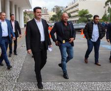 Governador entrega 10 novos caminhões para combate a incêndios