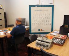 Museu Casa Alfredo Andersen (MCAA) - "Segredo da Cor" – A exposição "Segredo da Cor", já em exibição no museu, traz uma poderosa coleção de obras de Cecifrance Aquino, com foco na temática antirracista. Entre os destaques, além dos estandartes, encontra-se a releitura de "Duas Raças", de Alfredo Andersen, um convite para desvendar os segredos que nossas cores carregam