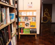Museu Casa Alfredo Andersen (MCAA) - "Segredo da Cor" – A exposição "Segredo da Cor", já em exibição no museu, traz uma poderosa coleção de obras de Cecifrance Aquino, com foco na temática antirracista. Entre os destaques, além dos estandartes, encontra-se a releitura de "Duas Raças", de Alfredo Andersen, um convite para desvendar os segredos que nossas cores carregam