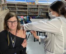 Com mais de 160 mil doses aplicadas, Paraná divulga novo balanço da força-tarefa de vacinação nas escola