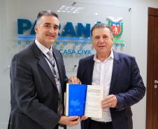 : O secretário da Casa Civil, João Carlos Ortega, e o presidente do Comitê Permanente de Desburocratização, Jean Rafael Puchetti Ferreira, receberam a publicação que destaca o programa Descomplica.