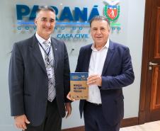 : O secretário da Casa Civil, João Carlos Ortega, e o presidente do Comitê Permanente de Desburocratização, Jean Rafael Puchetti Ferreira, receberam a publicação que destaca o programa Descomplica.