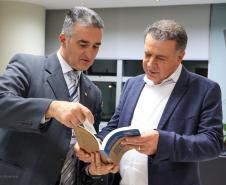: O secretário da Casa Civil, João Carlos Ortega, e o presidente do Comitê Permanente de Desburocratização, Jean Rafael Puchetti Ferreira, receberam a publicação que destaca o programa Descomplica.