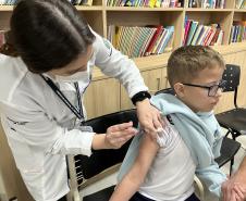 Com mais de 160 mil doses aplicadas, Paraná divulga novo balanço da força-tarefa de vacinação nas escola