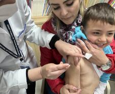 Com mais de 160 mil doses aplicadas, Paraná divulga novo balanço da força-tarefa de vacinação nas escola