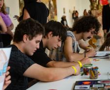 Museu Casa Alfredo Andersen (MCAA) - "Segredo da Cor" – A exposição "Segredo da Cor", já em exibição no museu, traz uma poderosa coleção de obras de Cecifrance Aquino, com foco na temática antirracista. Entre os destaques, além dos estandartes, encontra-se a releitura de "Duas Raças", de Alfredo Andersen, um convite para desvendar os segredos que nossas cores carregam