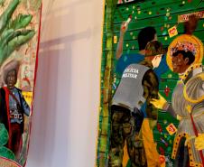 Museu Casa Alfredo Andersen (MCAA) - "Segredo da Cor" – A exposição "Segredo da Cor", já em exibição no museu, traz uma poderosa coleção de obras de Cecifrance Aquino, com foco na temática antirracista. Entre os destaques, além dos estandartes, encontra-se a releitura de "Duas Raças", de Alfredo Andersen, um convite para desvendar os segredos que nossas cores carregam